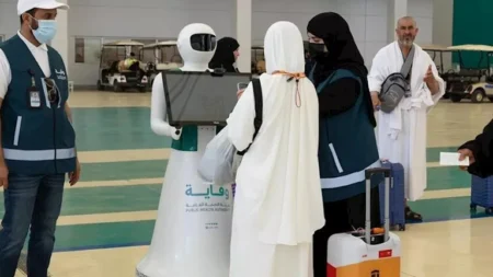 بـ97 لغة.. السعودية تطلق روبوت وقاية الذكي لتوعية الحجاج وتقديم الإرشادات