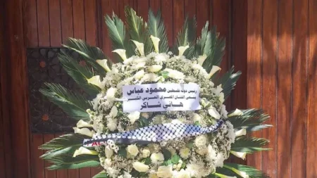 باقة من الورود.. حضور رمزي للرئيس الفلسطيني في جنازة هاني شاكر