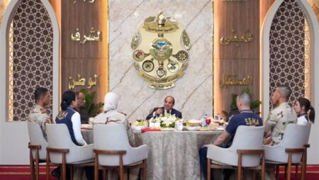 السيسي يتفقد مقر القيادة الاستراتيجية والأكاديمية العسكرية (فيديو) السيسي يتفقد مقر القيادة الاستراتيجية والأكاديمية العسكرية (فيديو)