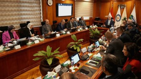 وزير البترول يوجه بتسريع الحفر والاستكشاف في حقول خالدة بالصحراء الغربية وزير البترول يوجه بتسريع الحفر والاستكشاف في حقول خالدة بالصحراء الغربية