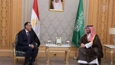 ولي العهد السعودي يعزي رئيس مجلس الوزراء في وفاة والده