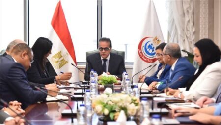 وزير الصحة يبحث مع البنك الدولي تعزيز توطين صناعة الدواء وتطوير الخدمات الصحية