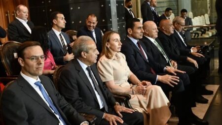 وزير الرياضة يؤازر منتخب مصر فى وديته أمام المنتخب الروسي