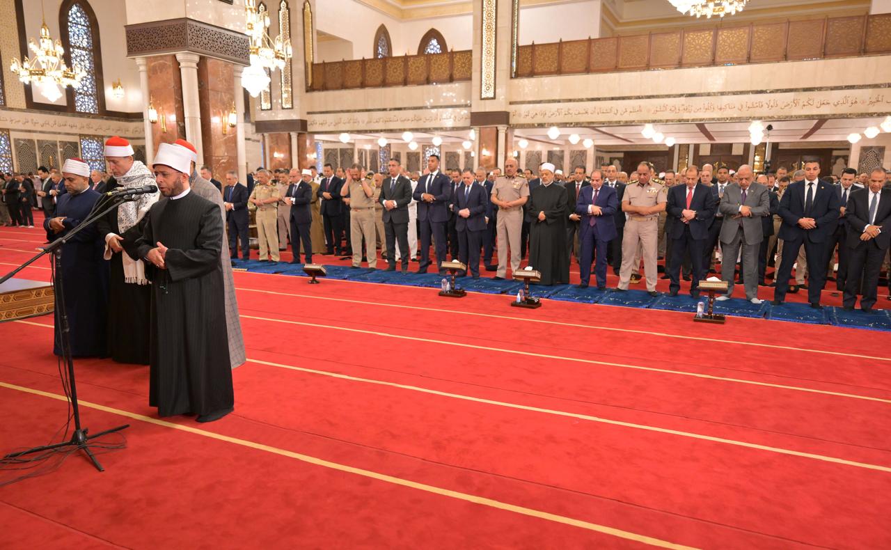 نشاط الرئيس السيسي في أول أيام عيد الأضحي.. فيديو وصور