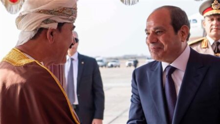 السيسي يصل سلطنة عُمان في زيارة خاصة ويبحث مع السلطان هيثم تطورات المنطقة وأمن الملاحة