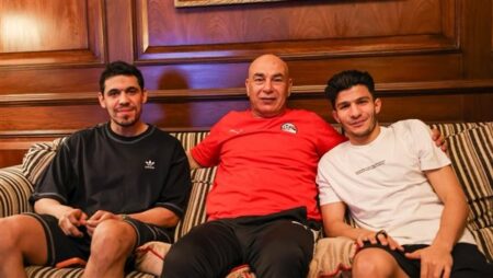 مدرب منتخب مصر يستقبل محمد حمدي وإسلام عيسى في المعسكر