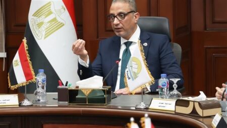 محافظ الجيزة يتابع حادث سقوط شرفتين بأحد العقارات بحى المنيرة