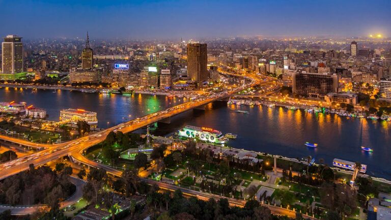 بين مخاطر قصيرة وتعافٍ مشروط بالإصلاح.. بنوك الاستثمار ترسم سيناريوهات الاقتصاد