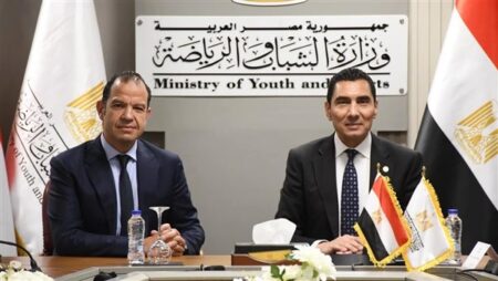 لمتابعة المشروعات.. وزير الشباب والرياضة يعقد اجتماعًا موسعًا مع مسؤولي شركة استادات