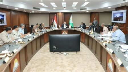محافظ الجيزة يعقد اللقاء الأسبوعي لبحث شكاوى المواطنين والتعامل الفوري معها