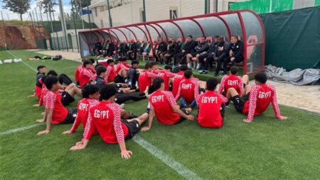 جلسة تحفيزية للاعبي منتخب الناشئين قبل مواجهة تونس بكأس الأمم الأفريقية