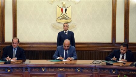 «مدبولي» يشهد اتفاقًا لتمويل مشروعات الطاقة المتجددة بين « مصر24» ووزارتي الكهرباء والمالية