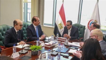 وزير الصحة يبحث إطلاق حملة للتوعية بالأمراض غير المعدية وتعزيز السلوكيات الصحية
