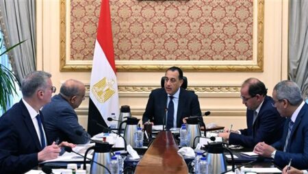 رئيس الوزراء يتابع الجهود الحكومية لتوفير المنتجات البترولية وتعزيز المخزون