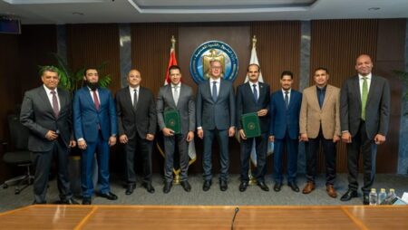 وزير البترول يشهد توقيع اتفاقين مع هاربور إنرجي وإيني لزيادة إنتاج الغاز وزير البترول يشهد توقيع اتفاقين مع هاربور إنرجي وإيني لزيادة إنتاج الغاز