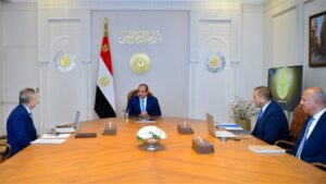 السيسي لرئيسي هيئة قناة السويس وشركة ترسانة جنوب البحر الأحمر: العمل على توطين صناعة الوحدات البحرية.. والالتزام بأعلى معايير الجودة وتطبيق اشتراطات السلامة والصحة المهنية
