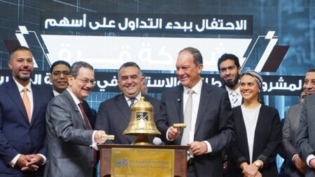 رئيس البورصة المصرية يشارك في فعالية "قرع الجرس" احتفالا بانضمام شركة "قرة" للسوق الرئيسي