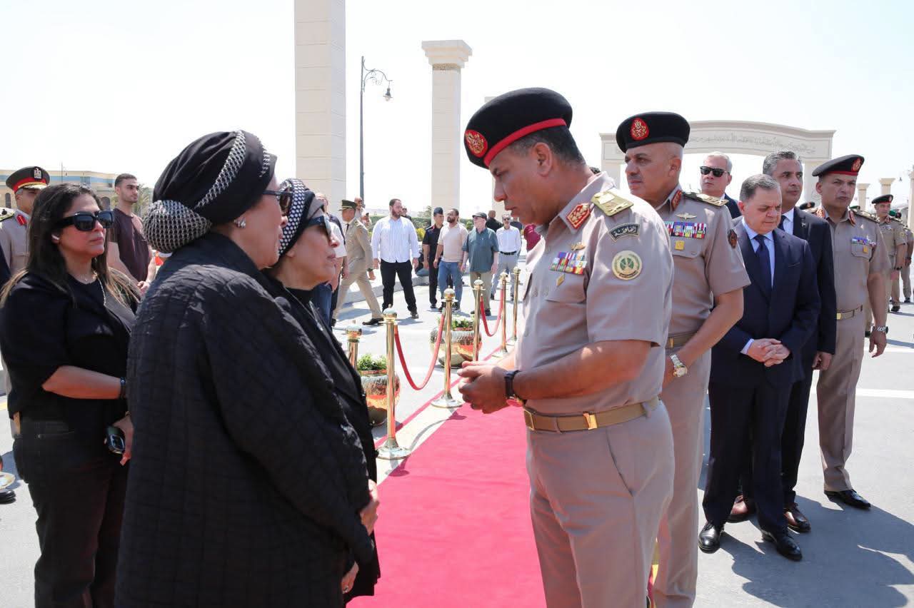 وزير الدفاع يتقدم الجنازة العسكرية للفريق يوسف عفيفى أحد قادة حرب أكتوبر المجيدة.. شاهد