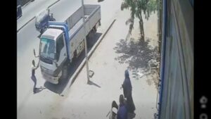الداخلية تكشف ملابسات فيديو تحطيم شخص لزجاج سيارة بالقاهرة