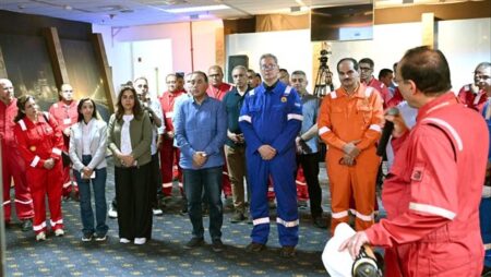 رئيس الوزراء يتفقد مجمع "إدكو" للغاز الطبيعي المسال بالبحيرة.. صور
