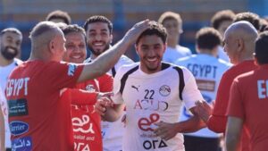 العريس وصل.. ممر شرفي في مران المنتخب احتفالا بنجم الفراعنة عمر مرموش