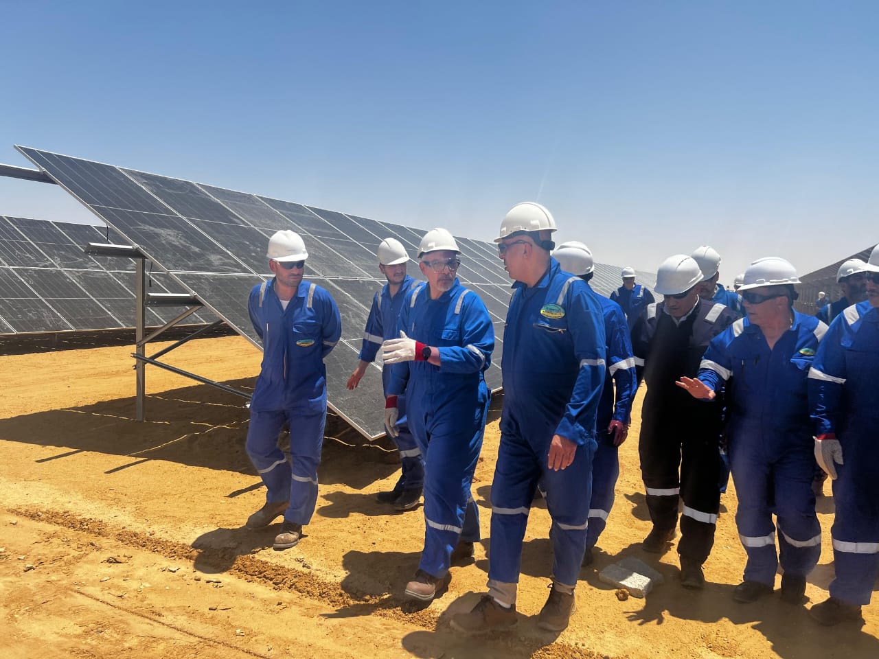 رئيس هيئة البترول يتفقد حقول "شمال البحرية" بالصحراء الغربية.. ويتابع محطة الطاقة الشمسية بـ "فردوس"