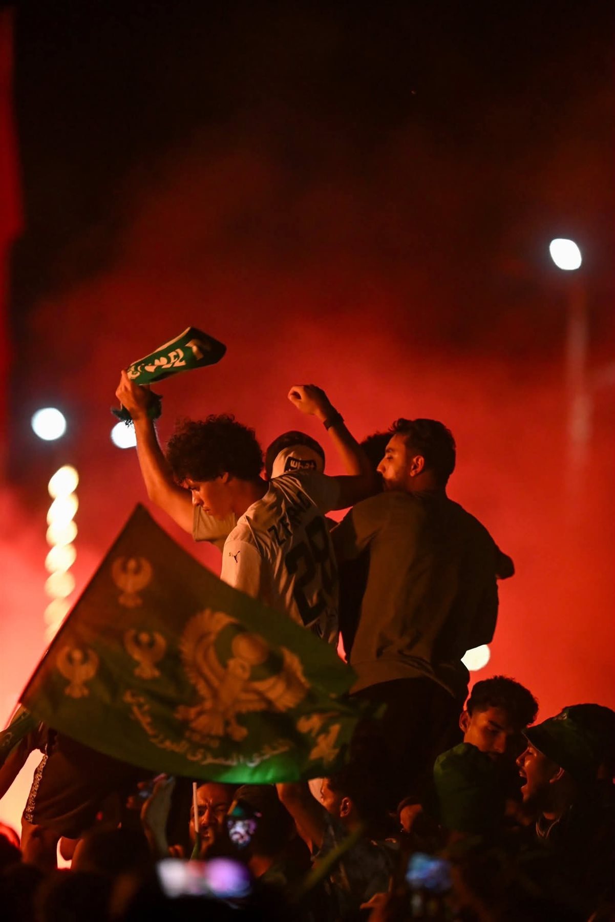 لاعبو المصري يحتفلون بكأس عاصمة مصر وسط الجماهير ببورسعيد.. صور 2 لاعبو المصري يحتفلون بكأس عاصمة مصر وسط الجماهير ببورسعيد.. صور