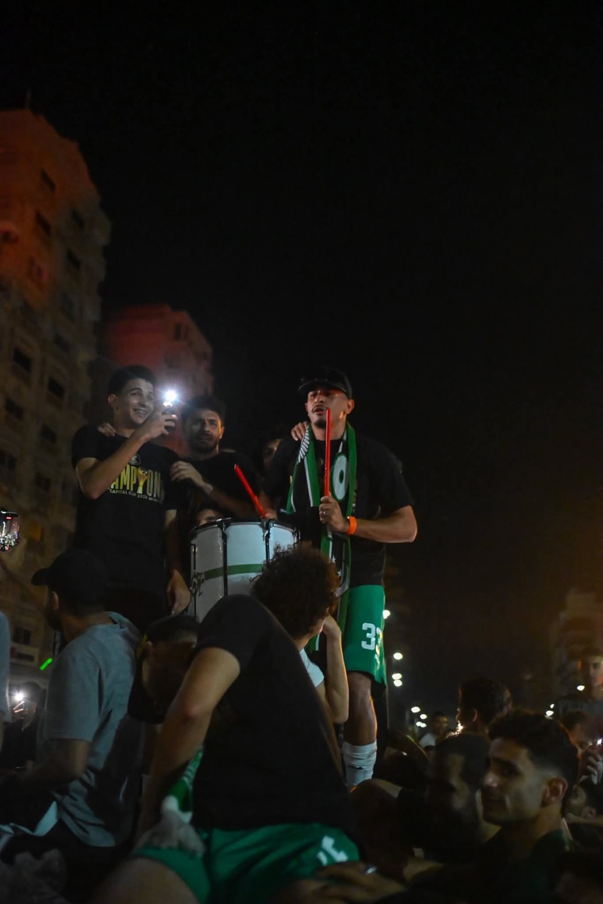 لاعبو المصري يحتفلون بكأس عاصمة مصر وسط الجماهير ببورسعيد.. صور 8 لاعبو المصري يحتفلون بكأس عاصمة مصر وسط الجماهير ببورسعيد.. صور