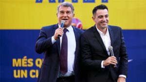 بسبب انتخابات برشلونة.. لابورتا يعاقب تشافي هرنانديز ويرفض طلبه مرتين