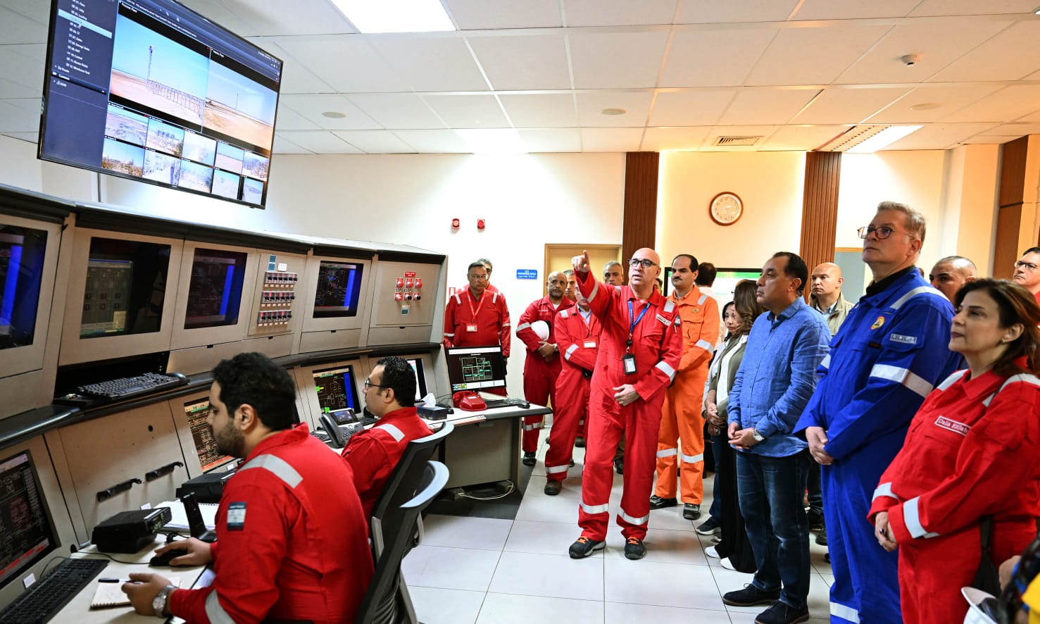 رئيس الوزراء يتفقد مجمع "إدكو" للغاز الطبيعي المسال بالبحيرة.. صور