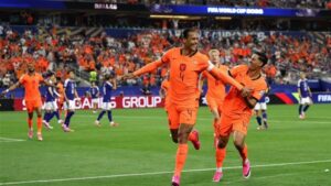 تعادل مثير بين هولندا واليابان في كأس العالم