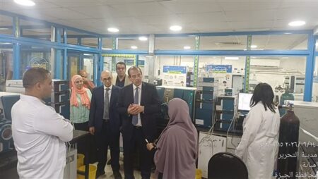 «قنديل» يتفقد معامل الصحة العامة ويهنئها باعتماد فحوص الأغذية والمياه