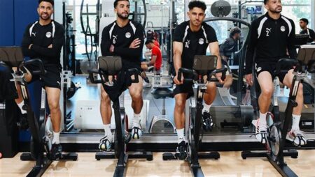 على أنغام "يا حبيبتي يا مصر"، منتخب مصر يبدأ مرانه استعدادا لمواجهة نيوزيلندا (فيديو وصور)