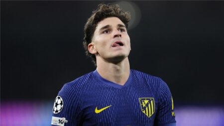 شكوى وهجوم.. رئيس أتلتيكو مدريد يشعل الحرب ضد برشلونة بسبب ألفاريز
