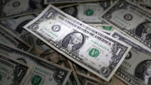 الدولار يسجل أعلى مستوى في 13 شهرا وسط توقعات برفع الفائدة