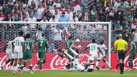 الشوط الأول، السنغال تتقدم على العراق بهدف وتتمسك بحلم التأهل بالمونديال
