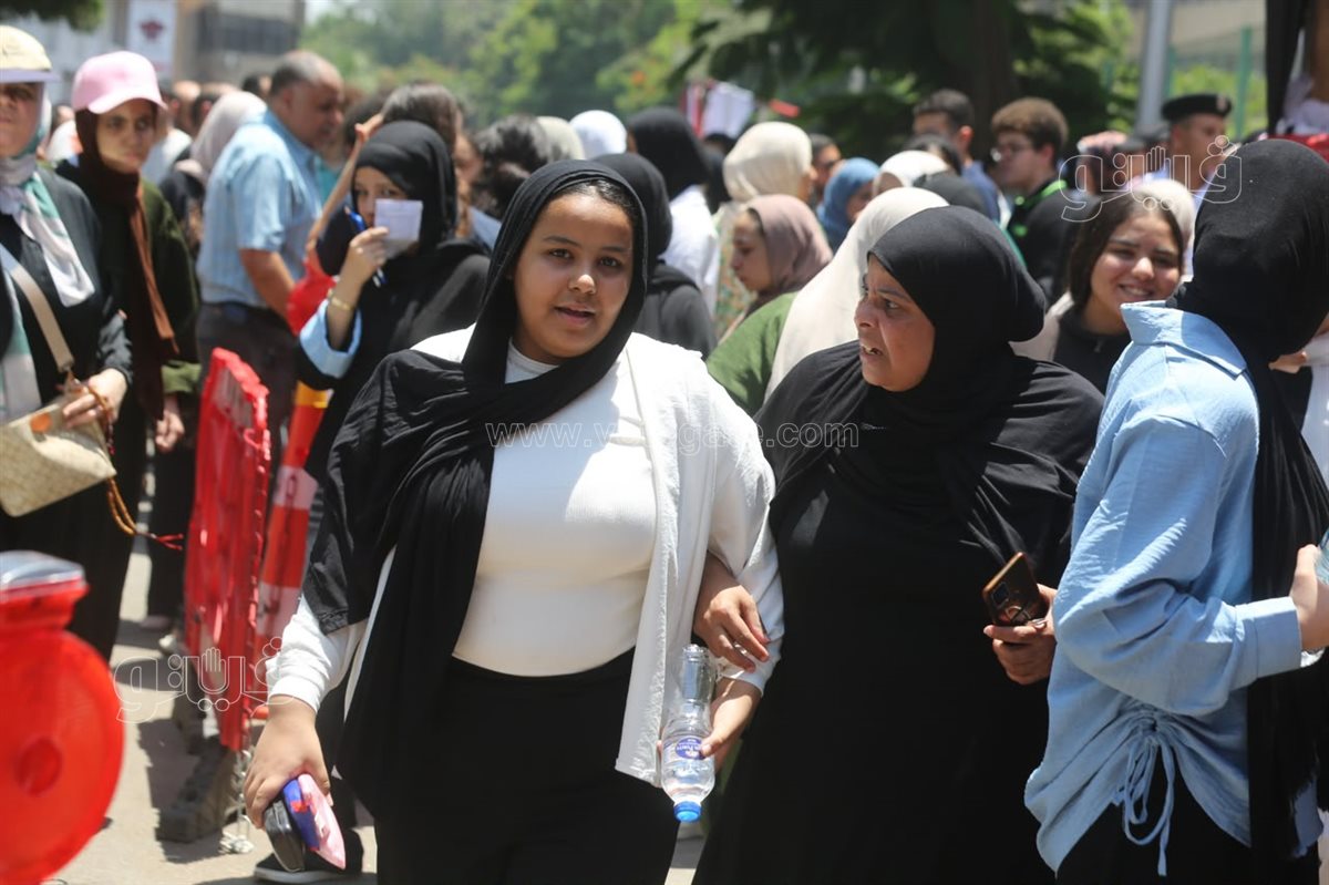 30 صورة ترصد ردود فعل طلاب الثانوية العامة بعد امتحان اللغة العربية