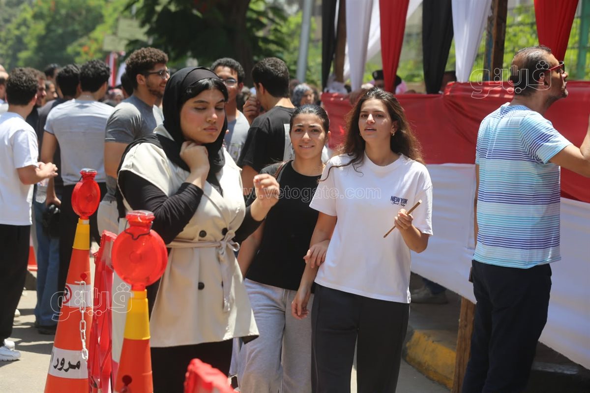 30 صورة ترصد ردود فعل طلاب الثانوية العامة بعد امتحان اللغة العربية