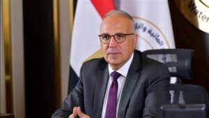 وزير الري يستجيب لاستغاثة أهالي كفر صقر ويوجه بإزالة القمامة من ترعة الهجارسة