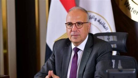 وزير الري يستجيب لاستغاثة أهالي كفر صقر ويوجه بإزالة القمامة من ترعة الهجارسة