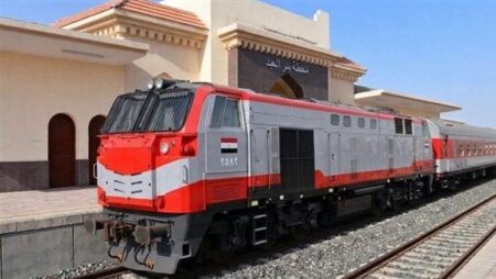 سكك حديد مصر تبدأ تشغيل 4 رحلات يومية بين القنطرة شرق وبئر العبد ضمن "قطار التنمية" بسيناء