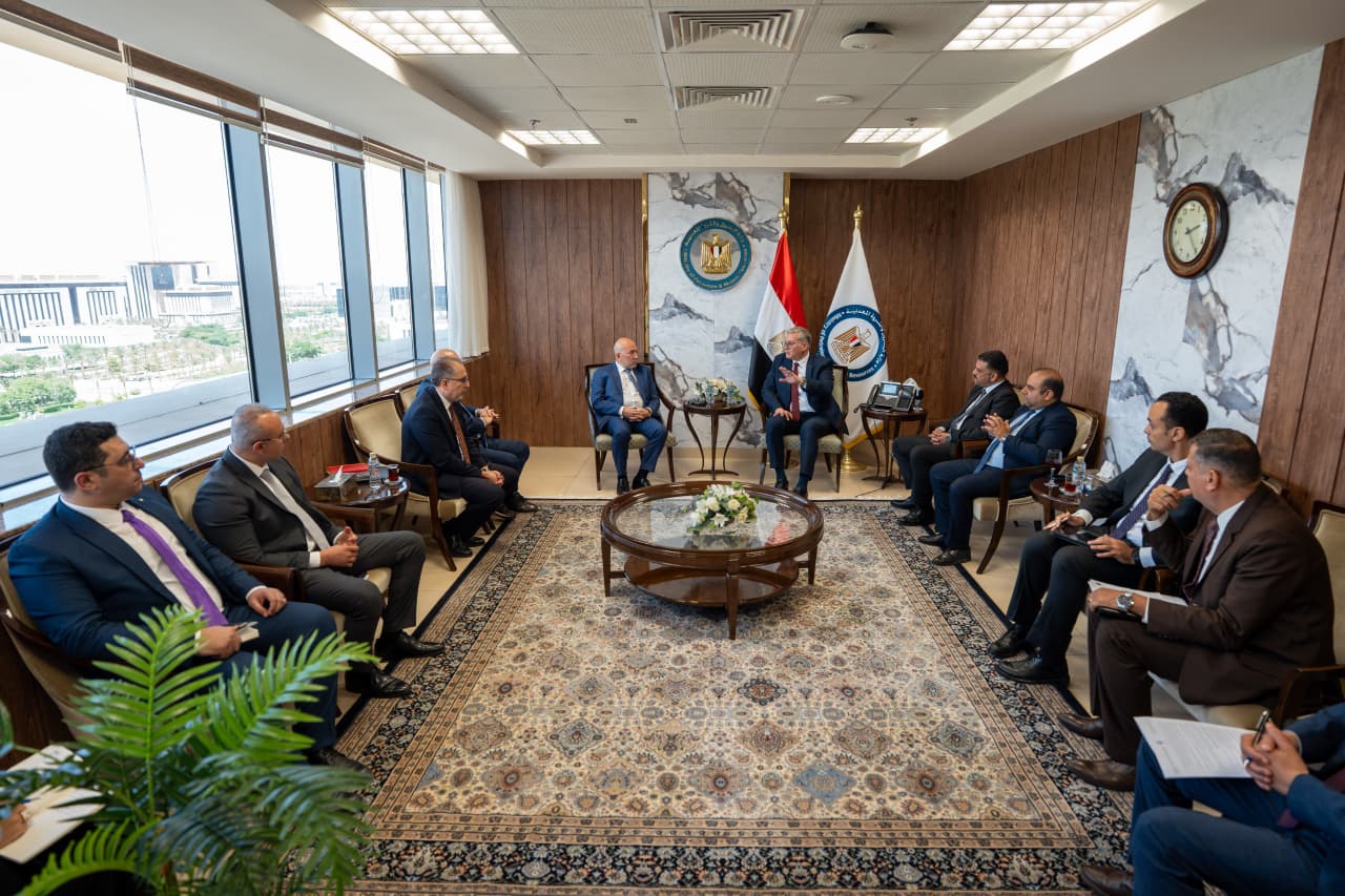 وزير البترول يبحث خطط "آفاق للتعدين" للتوسع في استكشاف الذهب بالصحراء الشرقية