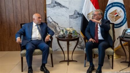 وزير البترول يبحث خطط "آفاق للتعدين" للتوسع في استكشاف الذهب بالصحراء الشرقية