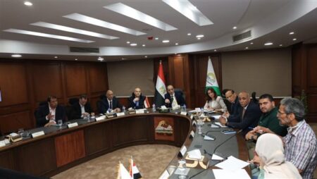 محافظ الجيزة يلتقي المواطنين ويوجه بسرعة الاستجابة للشكاوى