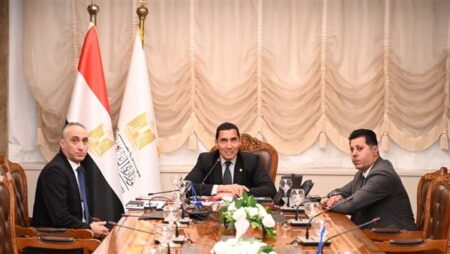 وزير الشباب يجتمع مع الفارس الدولي سامح الدهان بحضور رئيس اتحاد الفروسية