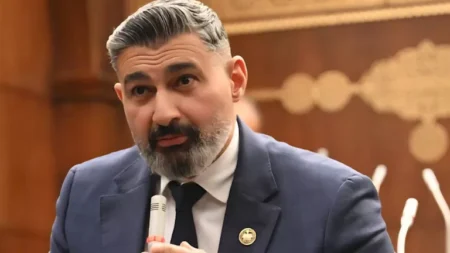 رامز جلال يدعم شقيقه بعد قرار الشيوخ: "نصير الفن والفنانين"