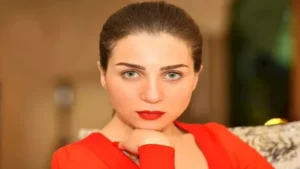 جاذبية اللون الوردي.. مي عز الدين بلوك مميز