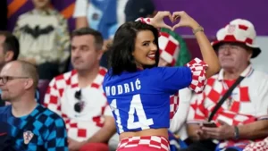 أجمل مشجعة بكأس العالم تثير الجدل بإطلالات جريئة في مونديال 2026