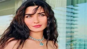 صور.. النجمة التركية توبا بويوكستون تستمتع بعطلتها الصيفية على البحر