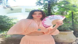 16 صورة لإطلالات النجمات بصيحة الكروب توب" هذا الصيف"